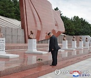 김정은, '전승절' 맞아 대성산혁명열사릉 참배