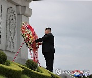 김정은, '전승절' 맞아 우의탑 참배