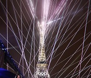 파리올림픽 개막 알리는 화려한 레이저쇼