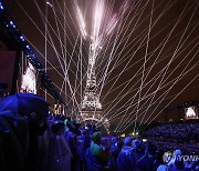 파리올림픽 개막 알리는 화려한 레이저쇼