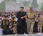 김정은, 6·25 전사자묘 찾아 "전승세대가 지킨 사상제도 수호"