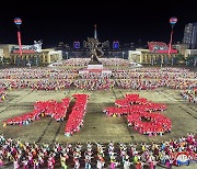 북한, 전승절 맞아 청년학생들 경축무도회 및 축포야회 진행