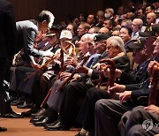 참전용사에게 청려장 전달하는 한 총리