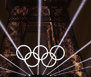 100년 만의 올림픽 축하 레이저 내뿜는 파리 에펠탑