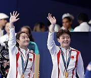 (PARIS2024)FRANCE-SAINT DENIS-DIVING-WOMEN'S SYNCHRONISED 3M SPRINGBOARD--AWARDING CEREMONY