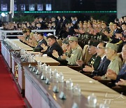 北 김정은, 한국전쟁 상징종대 행진의식 참석