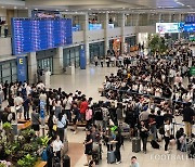 [토트넘 입국] 3시간 전부터 '구름 인파'…인천공항 뒤덮은 '토트넘 환영 열기'