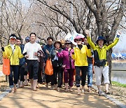 맨발로 건강 챙기세요...구미시, 황토맨발길 ‘인기만점’