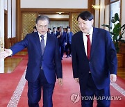 “사모님께도 축하” 윤석열에 애정 안숨겼는데…석달새 돌변한 文, 무슨 일 있었나 보니 [대통령의 연설]