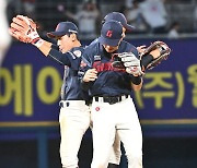 연장 10회 승부끝 10-6 승리한 롯데 선수들 [사진]