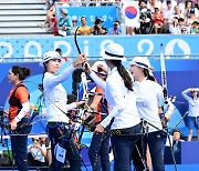 승리 하이파이브 나누는 한국 여자 양궁 단체, '파리올림픽 결승으로' [사진]