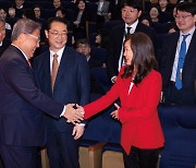 수미 테리는 한국 정부의 대리인이고, 국정원 요원은 외국스파이라는 美FBI 