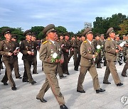 북한 주민들, '전승절'에 김일성·김정일 동상에 헌화