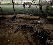 [포토] 로켓 공격에 파손된 골란고원 축구장…12명 숨져