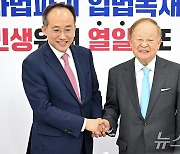 기념촬영 하는 추경호 원내대표·손경식 경총 회장