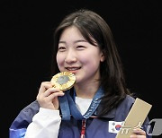 반효진 '대한민국 100번째 金 손에 들고'