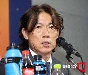 [포토] 취재진 질문에 답하는 홍명보 감독