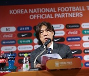 [442.interview] ‘비판 수용’ 홍명보 감독, “한국 축구 발전 위해 앞만 보고 가겠다” (전문)