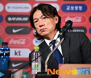 홍명보 “10년 전 인맥 축구 실패 인정..월드컵 16강 이상 노릴 것”(일문일답)