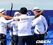 10회 연속 금메달 신화 한국 여자 양궁, '뜨거운 포옹' [사진]