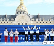 한국 여자 양궁 10회 연속 올림픽 금메달에 박수 보내는 김재열 IOC 위원 [사진]