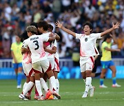 스페인에 역전패한 일본 여자축구, 조별리그 탈락 위기서 기사회생···브라질 상대 후반 추가시간에만 2골 ‘극장 역전극’