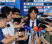 '인맥 축구 논란' 직접 꺼낸 홍명보 감독 "10년 전 실패" 인정... 우직한 정면 돌파 선언[축구회관 현장]