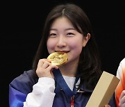 '16세' 반효진, 한국 '100번째 금메달' 쏘다…여자 10m 공기소총 명승부 끝 우승! [2024 파리]