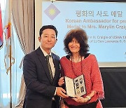 한국전쟁서 활약한 미군 부자에 '평화의 사도' 메달 전달