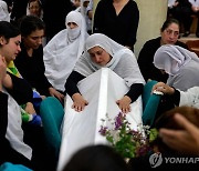 주말 축구하던 어린이 12명 로켓포에 몰살…비탄 잠긴 골란고원