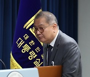 브리핑실 들어서는 박상욱 과학기술수석