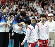 북한 선수들에게 축하 받는 신유빈·임종훈