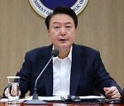 윤 대통령 “원전 산업, 정권 바뀌어도 영향 없게 특별법을”