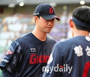 [MD포토] 윤성빈 '오랜만에 선발 등판이라 떨려요'