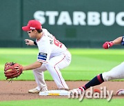 [MD포토] 전준우 '내 발이 더 빨라'