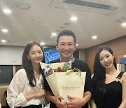 윤아, 티파니와 황정민 연극 ‘맥베스’ 관람…훈훈한 대기실 인증샷