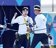 한국 남자 양궁, 프랑스 누르고 금메달…단체전 3연패 위업[파리 2024]