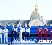 한국 남자 양궁 대표팀, 다 함께 손 잡고 파리올림픽 시상대에! [사진]