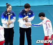 임종훈-신유빈, '북한 리정식-김금용과 시상식에서 훈훈한 하이파이브' [사진]