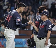 롯데 특급 유망주→잊힌 상상의 선수… 드디어 베일 벗는다, 김태형이 "제한 두지 않고 간다"