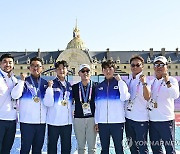 기념 촬영하는 정의선 회장과 남자양궁 단체전 국가대표 선수들