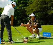 [포토]유해란,발의 간격도 체크해요