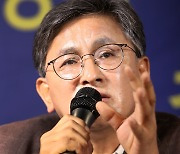 '대구·경북 통합' 질문에 답하는 박성만 경북도의회 의장