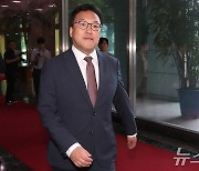 출근하는 김병환 금융위원장