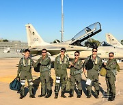 FA-50앞에 선 한국·필리핀 공군 조종사