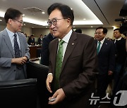 참석자들과 인사 나누는 우원식 국회의장