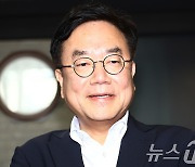 취재진 질의 답변하는 서범수 신임 사무총장