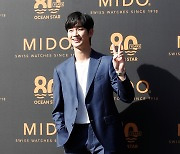 김수현, 완벽한 슈트핏