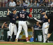 'KBO 최초 30득점, 최다 득점 차 新' 모두 쏟아졌다…'KIA 마운드 초토화→야수 등판까지' 두산 KBO리그 역사 쓰며 위닝시리즈 확보 [광주 리뷰]