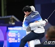 [포토] 대한민국 남자 펜싱, 프랑스 꺾고 결승 진출